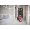Milwaukee M18 ARFHP stoi w korytarzu budynku i przewietrza pomieszczenia