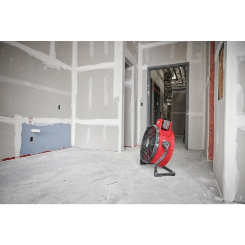 Milwaukee M18 ARFHP stoi w korytarzu budynku i przewietrza pomieszczenia