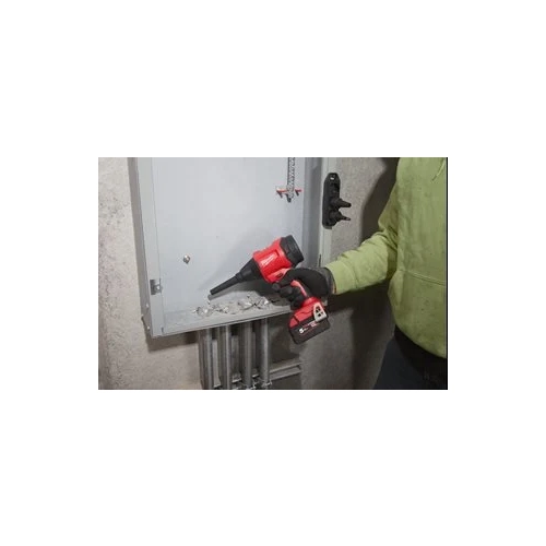 Milwaukee M18 BLHSB wydmuchuje pył z szafy sterowniczej
