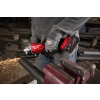 M18 FB8 akumulator M18™ FORGE™ 8,0 Ah Milwaukee – Szlifierka kątowa M18 FUEL z akumulatorem FB8 tnie rurę w imadle