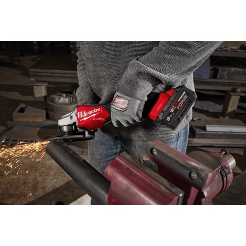 M18 FB8 akumulator M18™ FORGE™ 8,0 Ah Milwaukee – Szlifierka kątowa M18 FUEL z akumulatorem FB8 tnie rurę w imadle