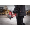 Pracownik niesie Milwaukee M18 ONEFHIWF1 za rękojeść T