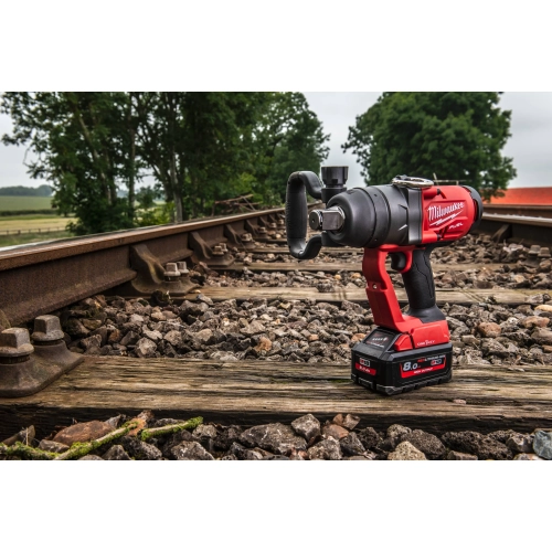 M18 ONEFHIWF1-802X FUEL™ ONE-KEY™ Klucz udarowy 1″ z pierścieniem Milwaukee - zestaw z akumulatorami i ładowarką – widok 12