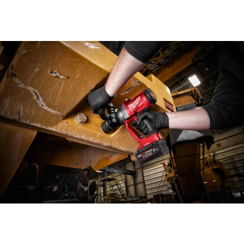 Milwaukee M18 ONEFHIWF1 dokręca śruby stalowej belki od spodu