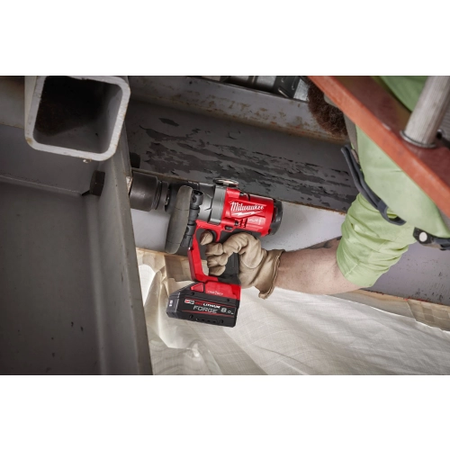 M18 ONEFHIWF1-802X FUEL™ ONE-KEY™ Klucz udarowy 1″ z pierścieniem Milwaukee - zestaw z akumulatorami i ładowarką – widok 8