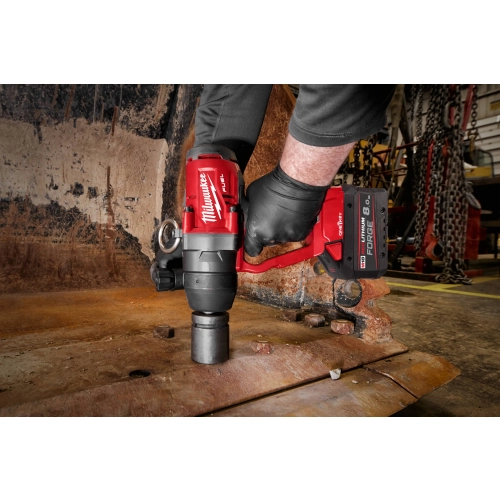 M18 ONEFHIWF1-802X FUEL™ ONE-KEY™ Klucz udarowy 1″ z pierścieniem Milwaukee - zestaw z akumulatorami i ładowarką – widok 7