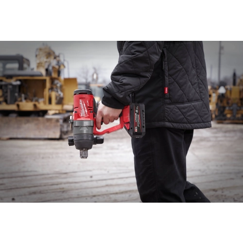 Pracownik niesie Milwaukee M18 ONEFHIWF1 za rękojeść T