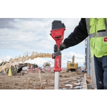 Strumień wody z węża pompy Milwaukee M18 BLSWP na budowie Strumień wody z węża pompy Milwaukee M18 BLSWP na budowie