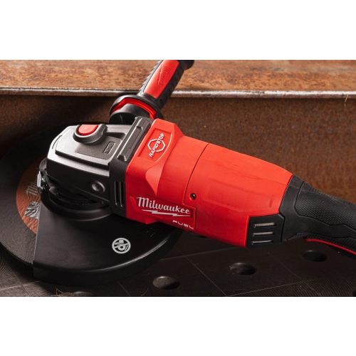 Milwaukee M18 ONEFLAG230XPDB szlifuje stalową belkę