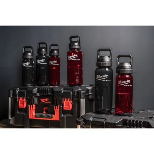 Plastikowa butelka PACKOUT™ 1420 ml z pokrywką – czerwona Milwaukee