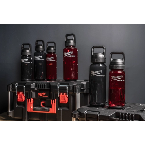 Plastikowa butelka PACKOUT™ 740 ml z pokrywką – czerwona Milwaukee