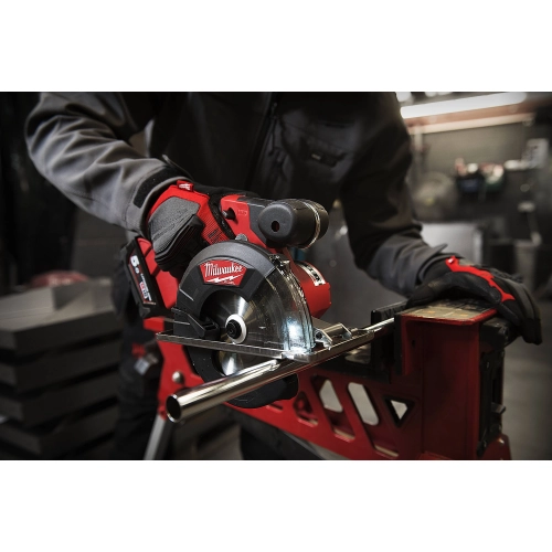 Milwaukee M18 FMCS tnie pręt gwintowany na stanowisku