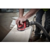 Milwaukee M18 BOS125 z podłączonym wężem odkurzacza szlifuje deskę