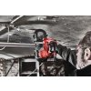 Instalator tnie Milwaukee M12 FBS64 pręt gwintowany pod stropem piwnicy jedną ręką