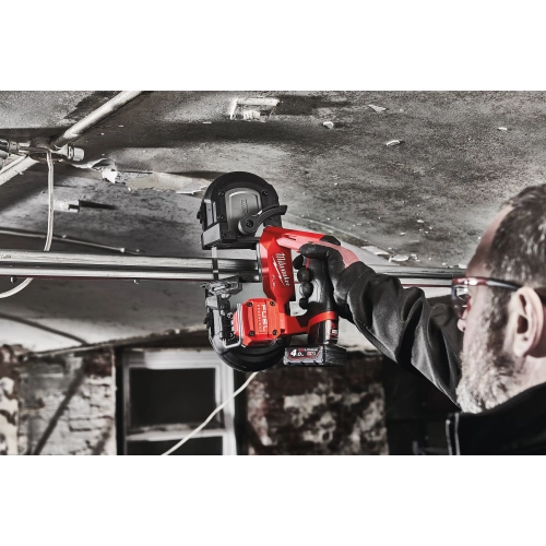 Instalator tnie Milwaukee M12 FBS64 pręt gwintowany pod stropem piwnicy jedną ręką