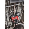 Milwaukee M12 FBS64 tnie rurę w kącie między instalacjami przy ścianie