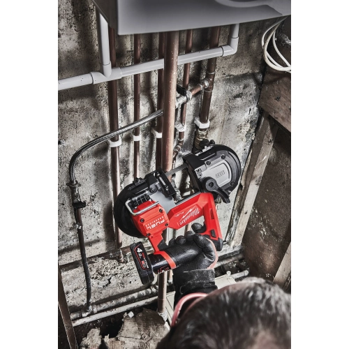 Milwaukee M12 FBS64 tnie rurę w kącie między instalacjami przy ścianie