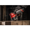 Milwaukee M12 FDSS szlifuje kant drewnianej belki konstrukcyjnej