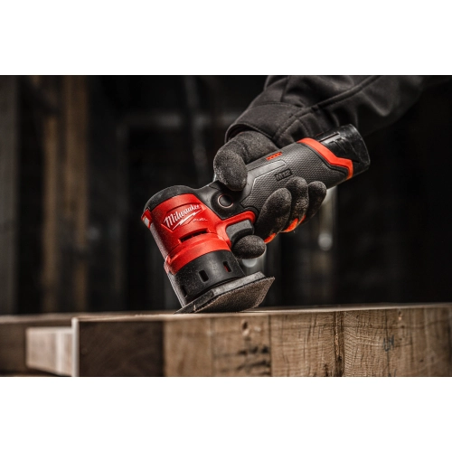 Milwaukee M12 FDSS szlifuje kant drewnianej belki konstrukcyjnej