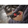 Pracownik obrabia Milwaukee M18 FDGROVB element stalowy na stole warsztatowym