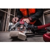 Milwaukee M12 FCS442 z wężem odkurzacza tnie deskę na budowie