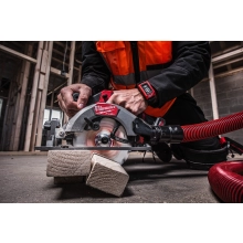 Milwaukee M12 FCS442 z wężem odkurzacza tnie deskę na budowie