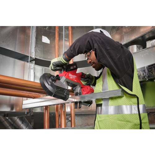 Pracownik tnie Milwaukee M18 FBS127 profil stalowy przy kanałach wentylacyjnych