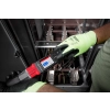 Milwaukee M12 ONEFTR38 dokręca śruby szyn prądowych, dłonie w rękawicach
