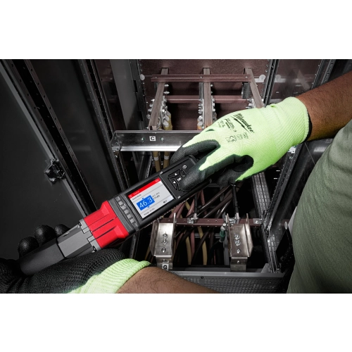 Milwaukee M12 ONEFTR38 dokręca śruby szyn prądowych, dłonie w rękawicach