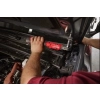 Milwaukee M12 FIR14G2 w komorze silnika, mechanik odkręca osprzęt