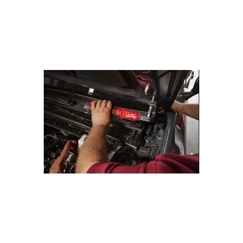 Milwaukee M12 FIR14G2 w komorze silnika, mechanik odkręca osprzęt