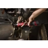 Mechanik odkręca Milwaukee M12 FIR14G2 śrubę pod podwoziem ciężarówki
