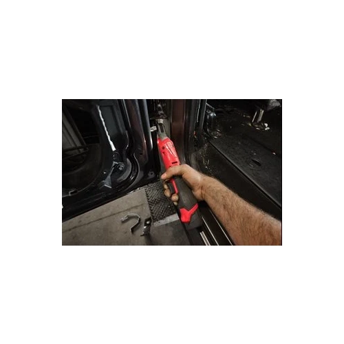 Mechanik odkręca Milwaukee M12 FIR14G2 śruby w drzwiach samochodu