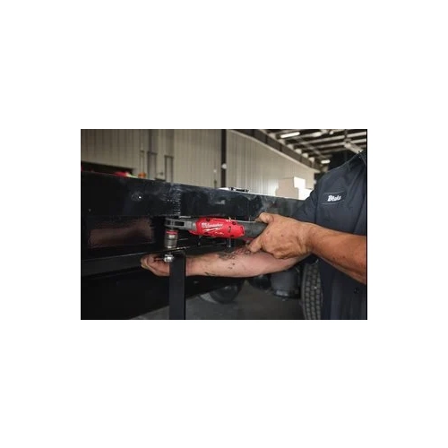 Mechanik odkręca Milwaukee M12 FIR12G2 śrubę w ramie naczepy