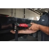 Mechanik odkręca Milwaukee M12 FIR12G2 śrubę w ramie naczepy