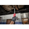 Mechanik pod ciężarówką kręci Milwaukee M12 FPTR nakrętkę w ramie