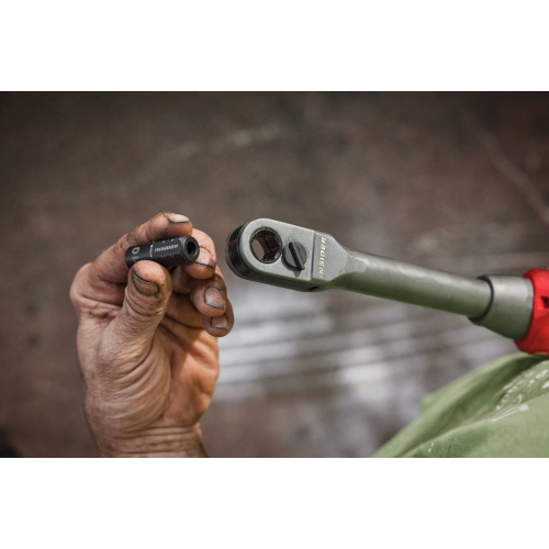 M12 FPTR-0 Grzechotka przelotowa FUEL™ Milwaukee – Nasadka przelotowa w dłoni