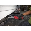 Mechanik pracuje Milwaukee M12 FPTR pod pojazdem przy krawędzi nadwozia