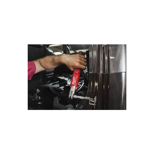 Mechanik odkręca Milwaukee M12 FIR38G2 śruby w nadkolu przy kole