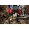 Pracownik w wykopie dokręca Milwaukee M18 FIW2F12 śrubę przy rurze