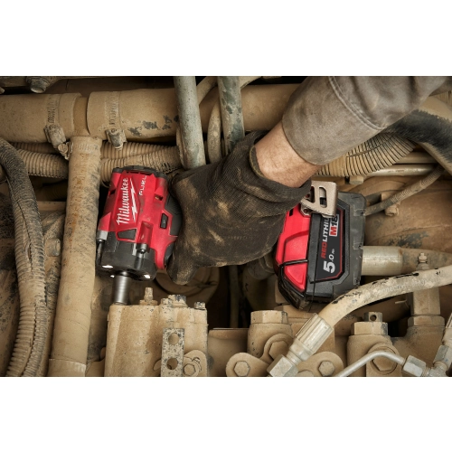 Milwaukee M18 FIW2F12 odkręca śrubę bloku hydraulicznego maszyny