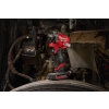 Milwaukee M12 FCIWF12G3 w komorze silnika ciężarówki