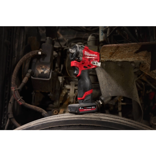 Milwaukee M12 FCIWF12G3 w komorze silnika ciężarówki