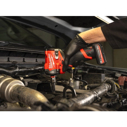 Milwaukee M12 FCIWF12G3 odkręca śrubę w komorze silnika samochodu