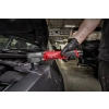 Milwaukee M12 FRAIWF38 odkręca śrubę zawieszenia w nadkolu samochodu