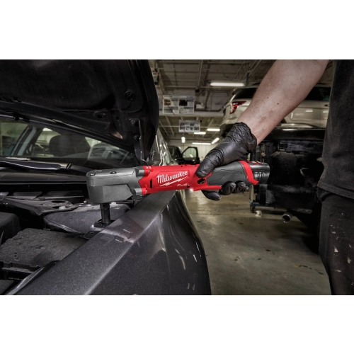 Milwaukee M12 FRAIWF38 odkręca śrubę zawieszenia w nadkolu samochodu