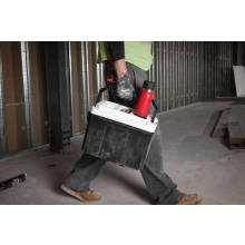 Kubek termiczny Milwaukee PACKOUT 532 ml czerwony – Kubek termiczny PACKOUT na skrzyni przewożonej przez pracownika Kubek termiczny Milwaukee PACKOUT 532 ml czerwony – Kubek termiczny PACKOUT na skrzyni przewożonej przez pracownika
