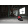 Laser Milwaukee M12 CLL4P wyświetla pionową linię na ścianie w hali