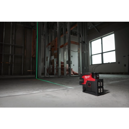 Laser Milwaukee M12 CLL4P wyświetla pionową linię na ścianie w hali