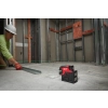 Monter trasuje posadzkę według linii lasera Milwaukee M12 CLL4P